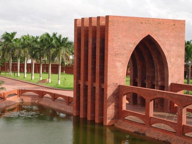 ইসলামিক ইউনিভার্সিটি অব টেকনোলজির লাল ইটের ফটক, বোর্ড বাজার