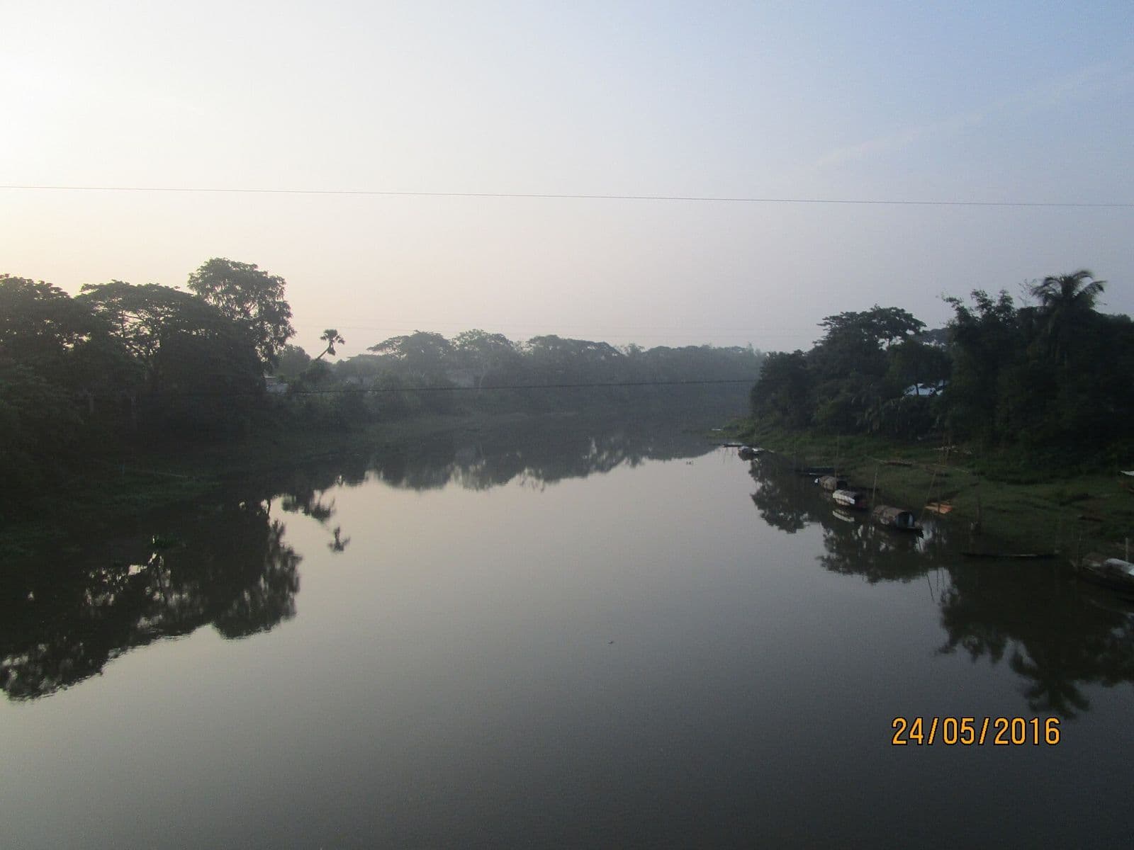 ভোরে কাওরাইদ রেলস্টেশনের কাছে শান্ত নদী