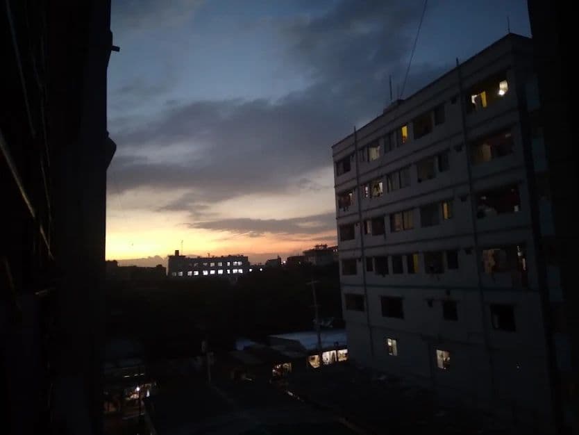 সন্ধ্যার আকাশে কোনাবাড়ীর একটি ভবন