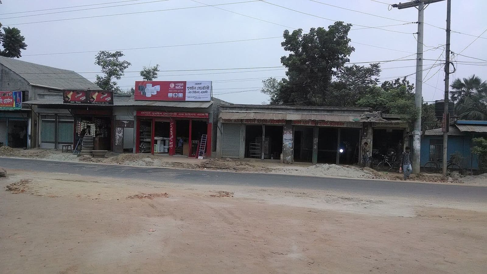 টঙ্গী-কালীগঞ্জ সড়কের পাশে দোকানের সারি